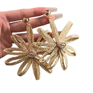 Orecchini a fiore in rafia intrecciata con perni dorati per vacanze al mare