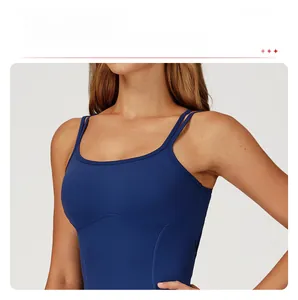 Détail d'un haut de sport bleu foncé avec coussinets amovibles et bretelles fines
