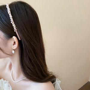 Mannequin élégant portant un serre-tête en cristal rose, collier et boucles d'oreilles