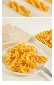 Dettaglio di snack a spirale arancione su un piatto bianco con forchetta d'acciaio