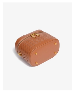 Detailansicht der gewebten Damen Leder Kosmetiktasche mit Griff und Metallreißverschlüssen.