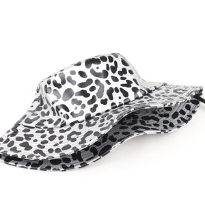 Détail du chapeau bob en cuir PU argent brillant avec motif léopard noir tendance
