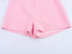 Detaillierte Makroansicht der rosa Tweed-Stofftextur und des Saums eines Damenrocks