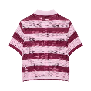 Rückansicht eines gestreiften Strick-Poloshirts in Rosa und Burgund mit Lochmuster-Struktur