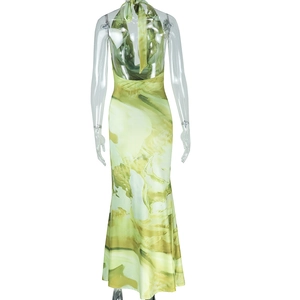 Vue arrière d'une robe maxi dos nu avec imprimé marbre vert et jaune sur un mannequin