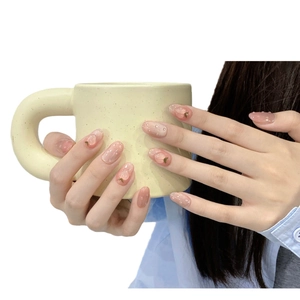 Faux ongles amande rose translucide avec gouttes d'eau 3D et motif de pêche