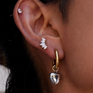 Klassische zweifarbige Herzohrringe und Zirkonia-Stecker aus 18K vergoldetem Edelstahl