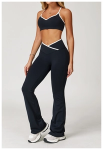 Detail van zwarte yogaset met witte contrastranden en een stijlvolle V-vormige taille