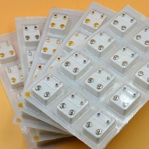 Détail de boucles d'oreilles stériles plaquées or 24K en bases individuelles en plastique
