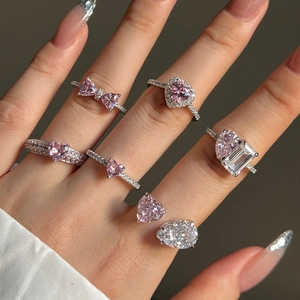 Bagues élégantes en argent sterling S925 avec zircon rose en forme de cœur sur une main