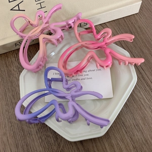 Set di tre mollette per capelli a farfalla sfumate in rosa, arancione e blu-viola opaco