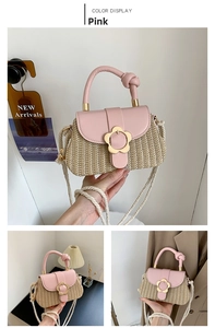 Détail du sac à main en paille rose avec boucle fleur dorée et poignée nouée