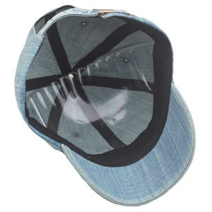 Innendetail einer Jeans-Baseballkappe mit Schweißband und verstellbarer Metallschnalle