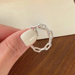 Detailed shot of a silver minimalist chain ring with rectangular links in 925 sterling silver