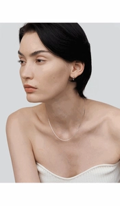 Dettaglio della collana a catena serpente in argento sterling S925 1mm e orecchini su modella