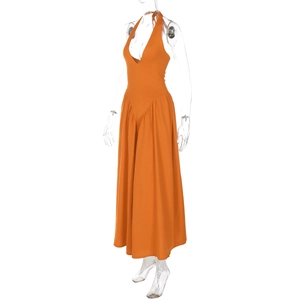 Vorderansicht des orangefarbenen Neckholder-Jumpsuits mit tiefem V-Ausschnitt