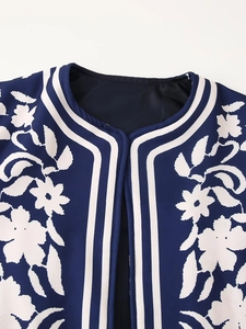 Primo piano della scollatura rotonda di una giacca floreale blu navy con strisce bianche