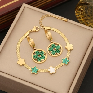 Golden four-leaf clover jewelry set with green malachite and white mother of pearl