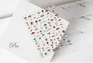Détail d'autocollants 5D pour ongles motif jardin champignon et abeille avec botanique