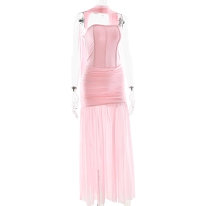 Détail d'une robe rose à épaules dénudées avec des fronces et un empiècement en mesh