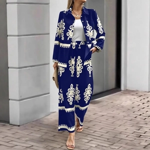 Détails de l'ensemble chemise manches longues et pantalon large à motif géométrique