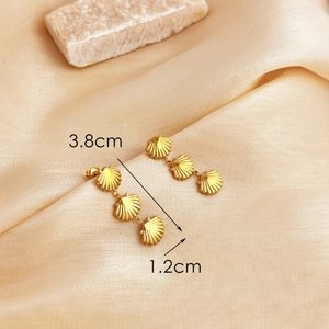 Goldene Edelstahl-Ohrhänger mit dreifacher Muschel, Maße 3,8 cm mal 1,2 cm groß