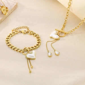 Goldenes Schmuckset aus Titanstahl mit Perlmutt-Herzanhängern und OT-Knebelverschluss