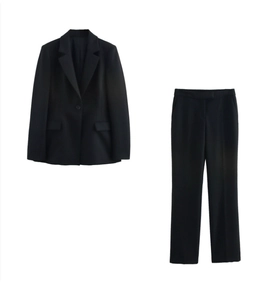 Vista piatta del blazer nero slim da donna con spalline e pantaloni a zampa abbinati