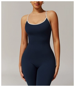 Détail d'un body de yoga bleu marine avec décolleté plongeant et fines bretelles blanches