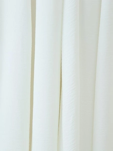 Vue macro détaillée du tissu texturé blanc avec volants et drapés verticaux élégants