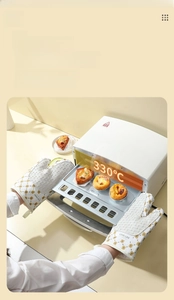 Detail of thickened oven mitt with 300°C heat resistance and anti-slip grey texture