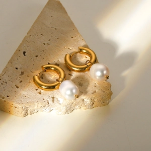 Detail of 18K gold-plated stainless steel earrings with natural freshwater pearl pendants