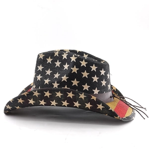 Vue détaillée du chapeau de cowboy noir tressé avec étoiles et bande en cuir