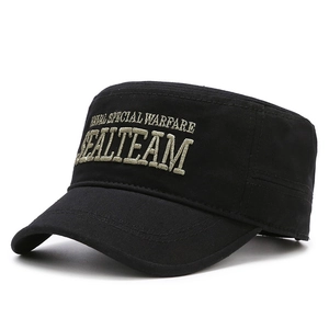 Schwarze flache Militärmütze für Herren mit Bestickung und Outdoor-Sonnenschutzstil