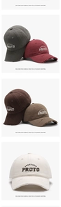 Dettaglio del ricamo BARBRAELA PROTO su cappellino da baseball in cotone lavato vintage