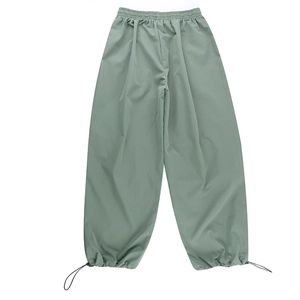 Dettaglio della vita alta elastica e della coulisse regolabile sui pantaloni cargo verdi