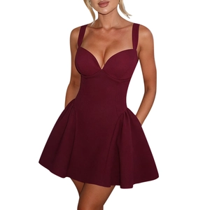 Robe courte dos nu bordeaux élégante avec doubles bretelles et coupe ajustée