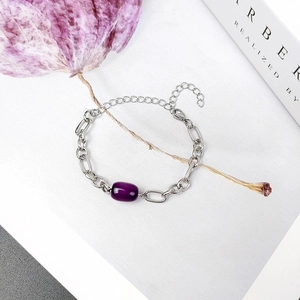 Bracelet à maillons argentés avec pierre d'agate ovale violette et fermoir réglable
