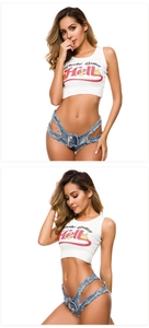 Detail der blauen Low-Waist-Denim-Shorts mit Fransensaum und weißem Grafik-Top für Damen