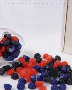Macro-opname van realistische kunstmatige moerbeien van 1,2 cm in rood, zwart en blauw
