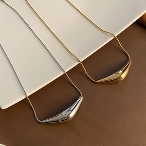 Collier À Pendentif Barre Courbée Acier Titane Minimaliste Chaîne Serpent Bijoux Clavicule Pour Femmes Poli Miroir