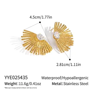 Détail macro de boucles d'oreilles soleil dorées avec zircon, montrant dimensions et poids