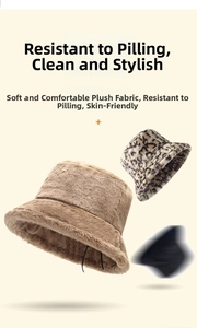 Détail des chapeaux bobs en fausse fourrure pelucheuse en camel et imprimé léopard