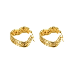 Boucles d'oreilles cœur dorées minimalistes avec texture tressée sur fond blanc