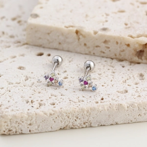 Gros plan sur boucles d'oreilles croix en argent S925 avec cristaux multicolores