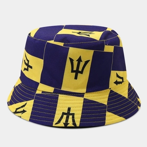 Dettaglio del motivo a tridente della bandiera delle Barbados sulla tesa del cappello