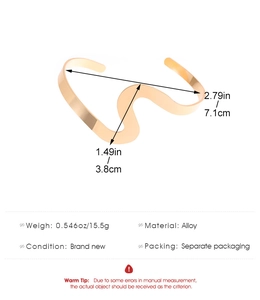 Détail montrant les dimensions du bracelet doré ondulé irrégulier de 7,1 cm de large