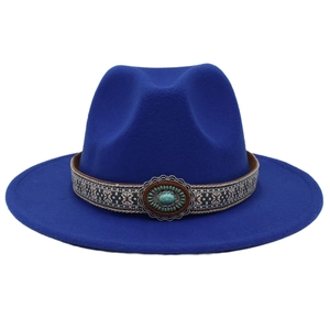 Détail de la bande ethnique brodée et pierre lapis sur le chapeau en feutre bleu