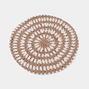Détail macro du motif au crochet fait main avec tissage concentrique beige et crème