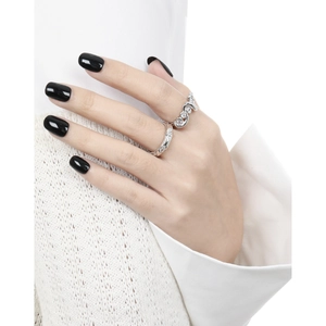 S925 sterling silver wavy ring and thin diamond band on model's hand with white background